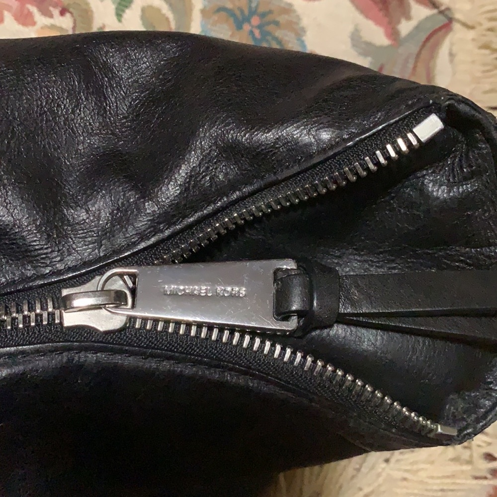 Elegant MICHAEL KORS Black Leather Shoulder Bag - Picture 5 of 7
